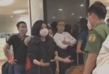 Người phụ nữ từ nước ngoài về lớn tiếng tại sân bay Nội Bài đòi tự cách ly