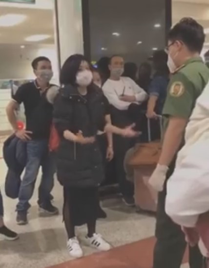 Người phụ nữ từ nước ngo&agrave;i về lớn tiếng tại s&acirc;n bay Nội B&agrave;i đ&ograve;i tự c&aacute;ch ly - Ảnh 1.