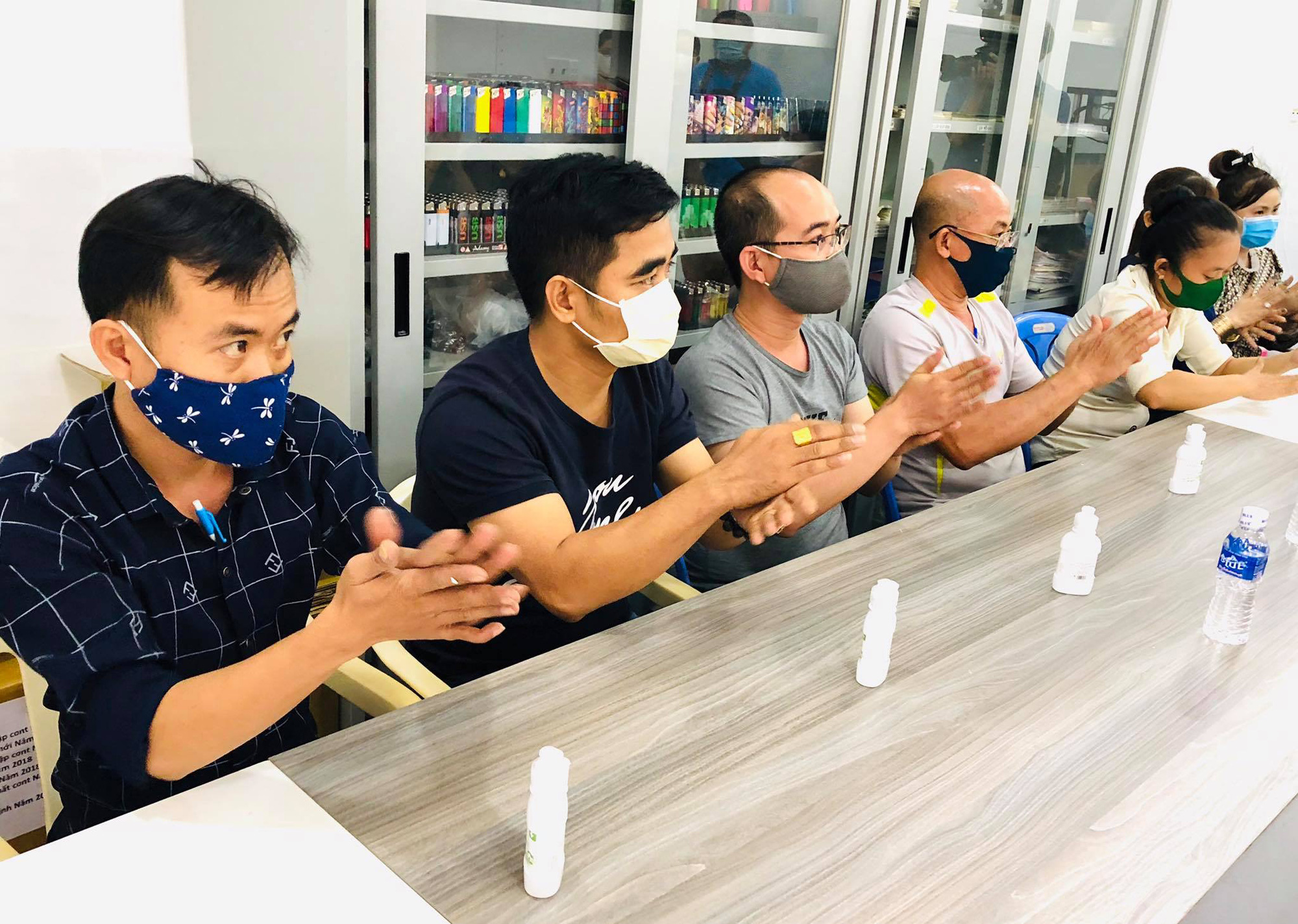 Giúp công nhân chống dịch bệnh Covid-19 - Ảnh 4.