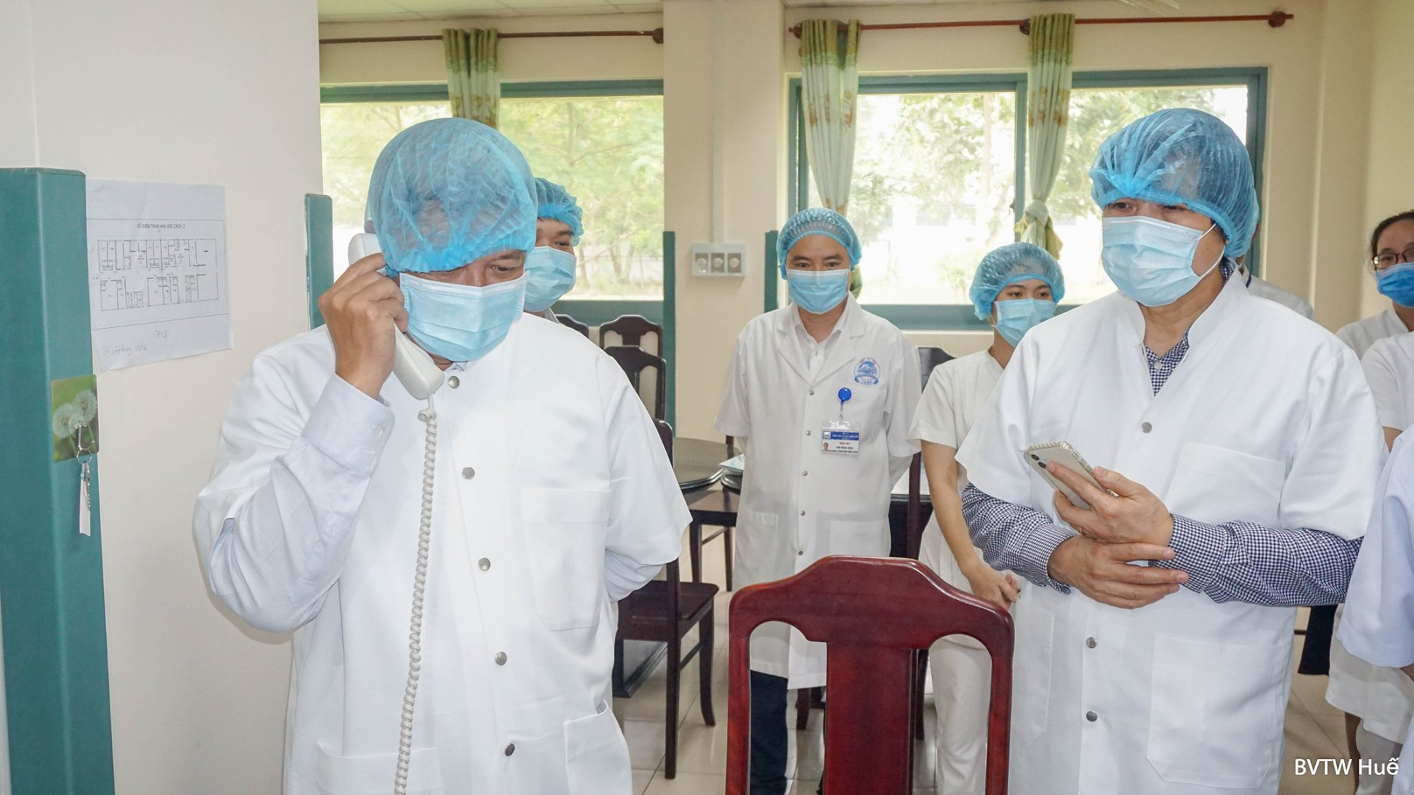 Thứ trưởng Bộ Y tế Nguyễn Trường Sơn gọi điện cho nữ du khách Anh mắc Covid-19