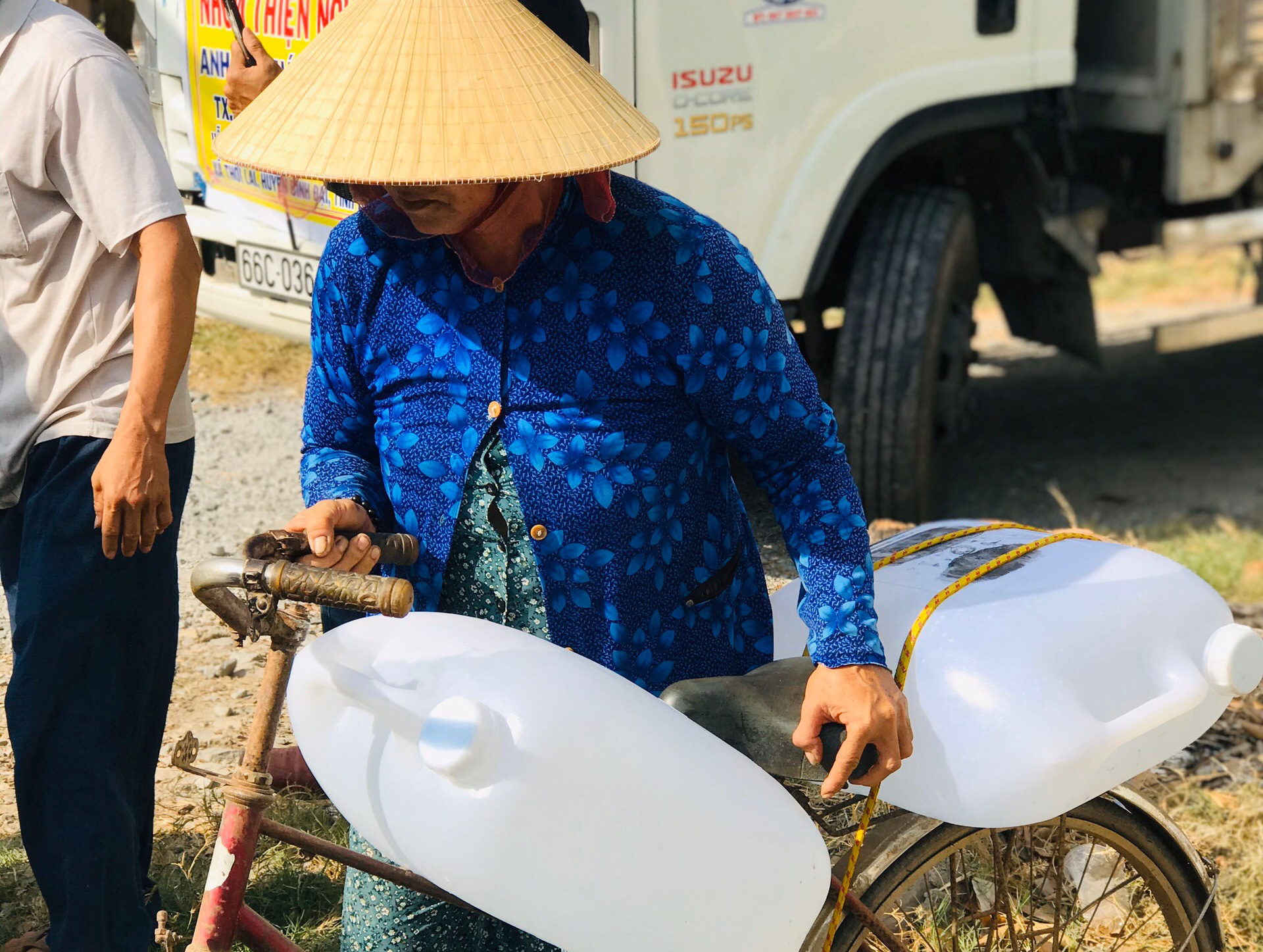 Nước ngọt nghĩa tình tiếp tục đến với người dân vùng hạn, mặn miền Tây