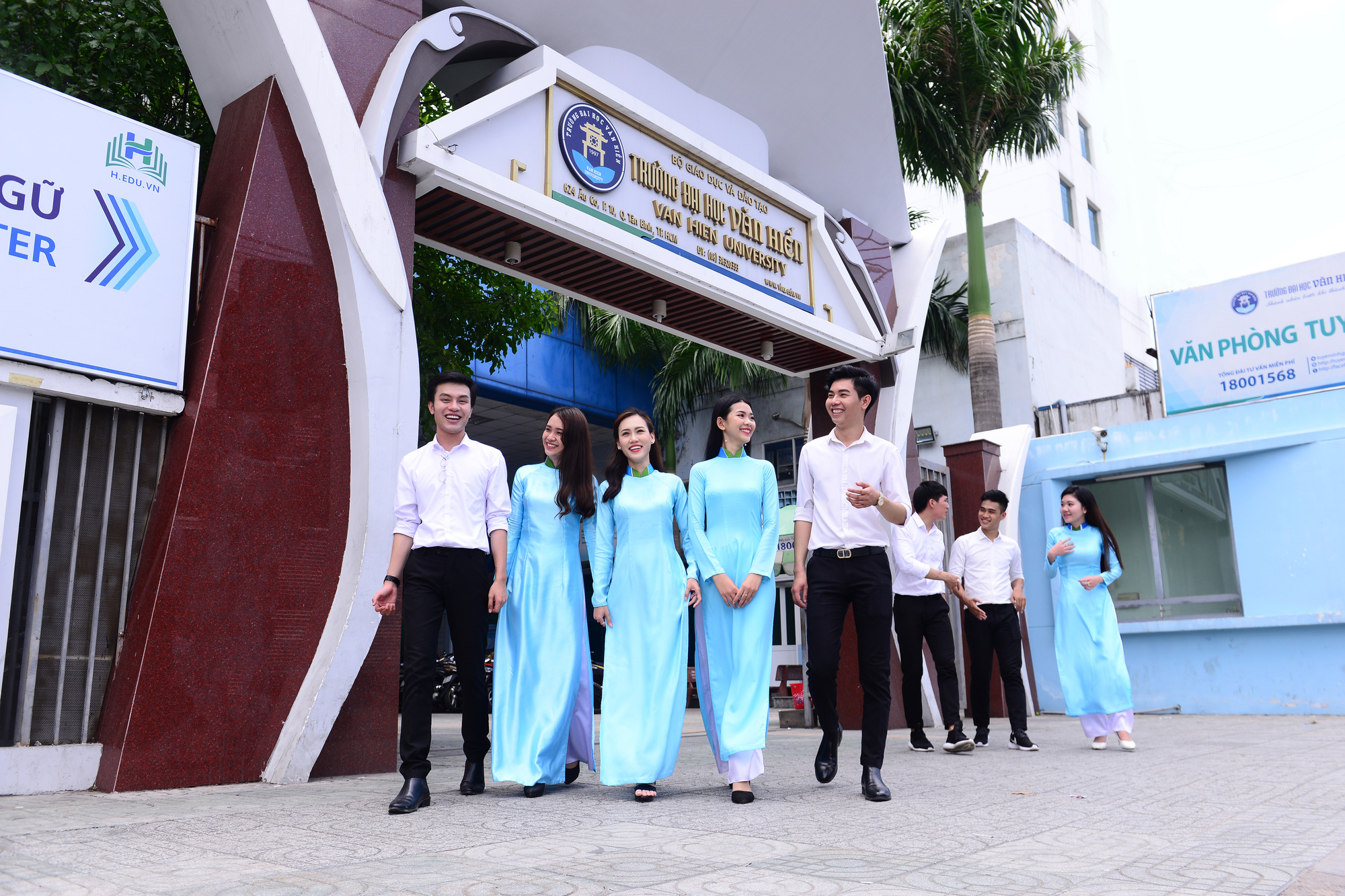 Trường ĐH Văn Hiến cho sinh vi&ecirc;n mượn m&aacute;y t&iacute;nh để học Online - Ảnh 1.