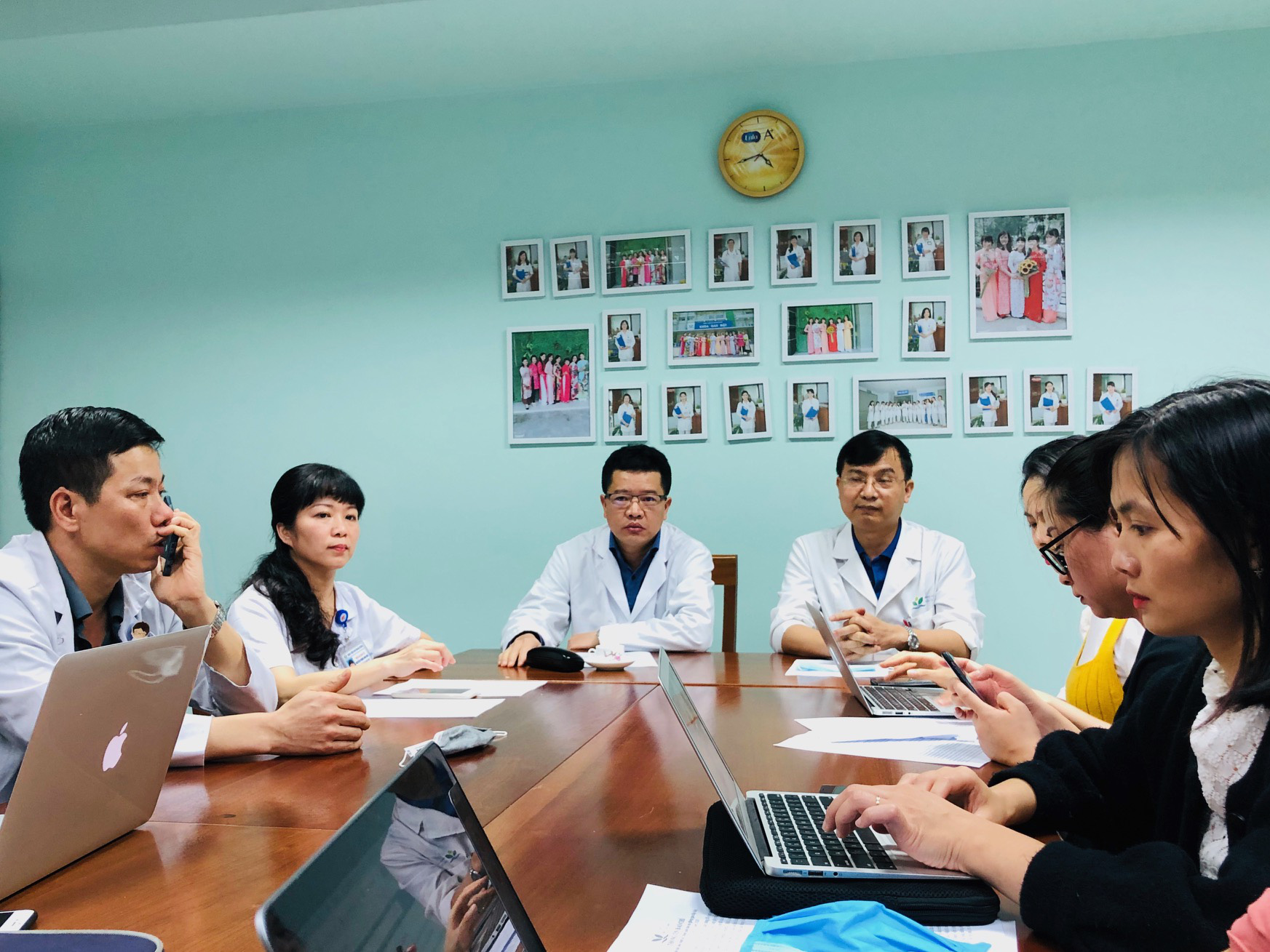 Bố v&agrave; mẹ hiến gan cứu hai con phải gh&eacute;p gan - Ảnh 4.