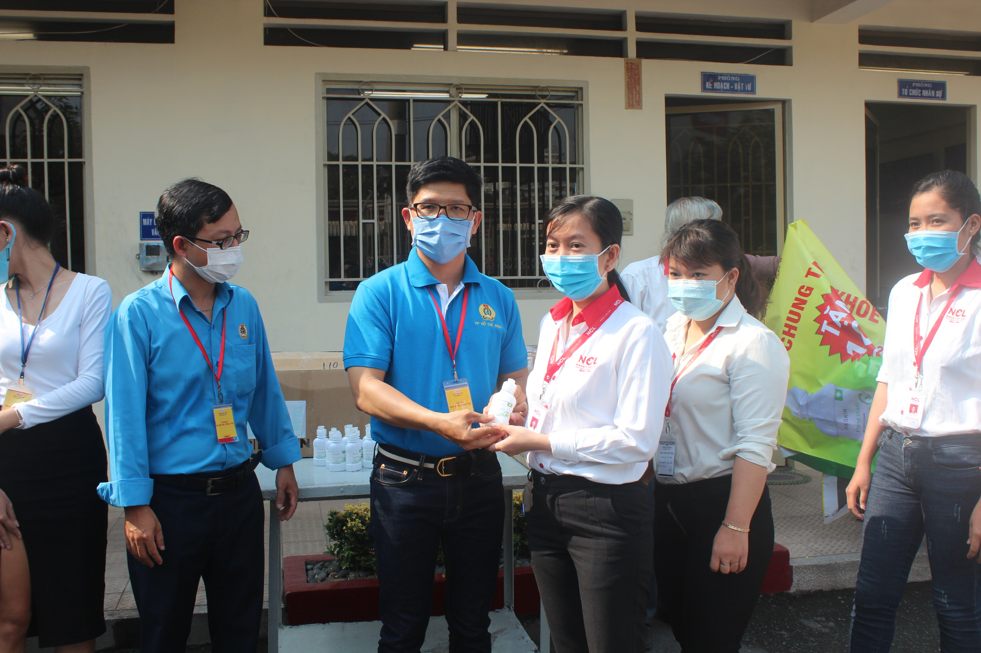 Giúp công nhân chống dịch bệnh Covid-19 - Ảnh 2.