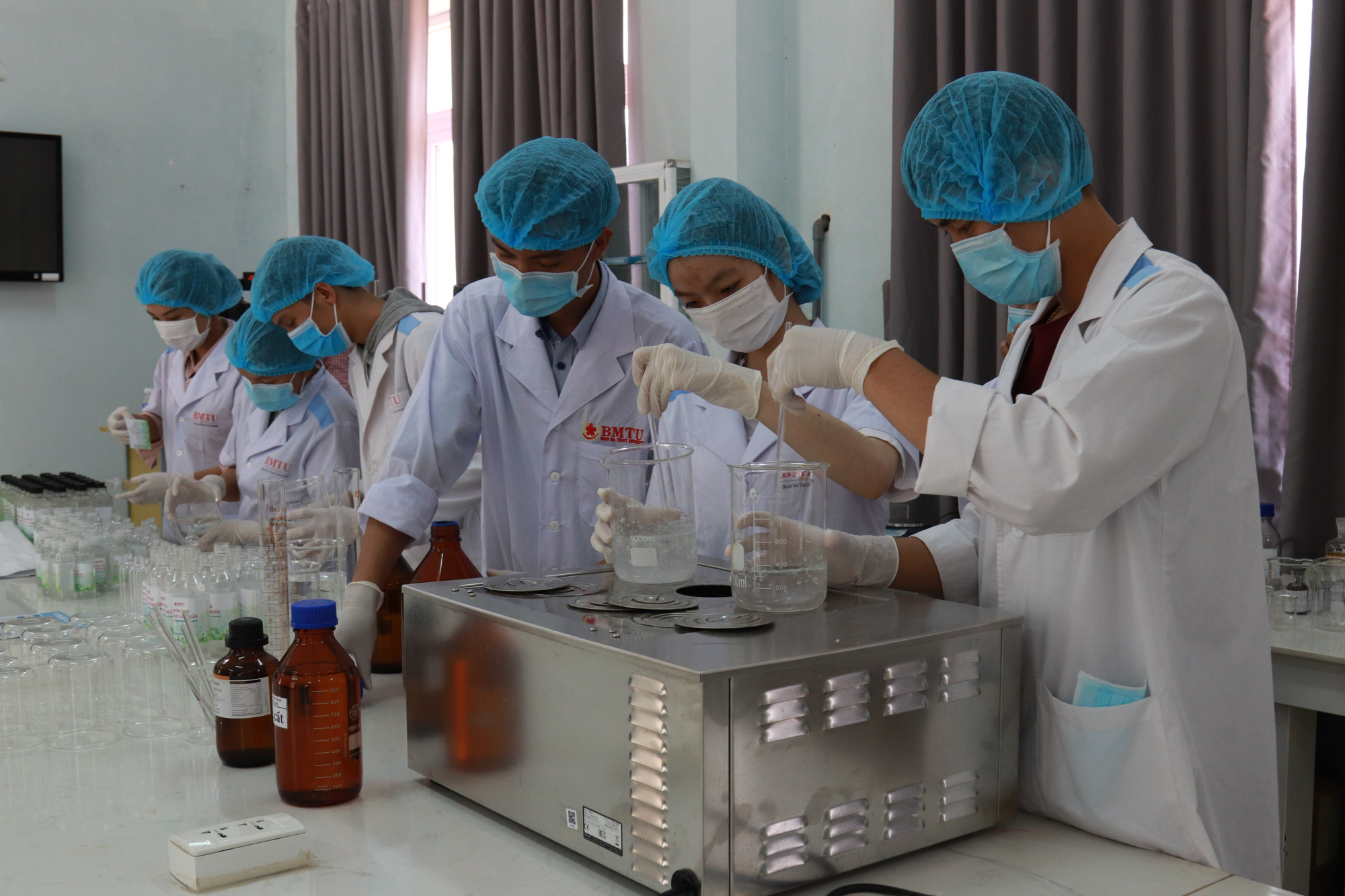 Sinh viên sản xuất hàng ngàn lít nước rửa tay phát miễn phí cho cộng đồng