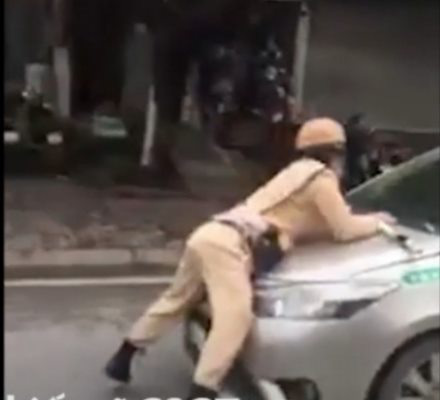 Tài xế taxi hất Trung uý CSGT lên nắp capô phóng chạy chục km qua 3 quận