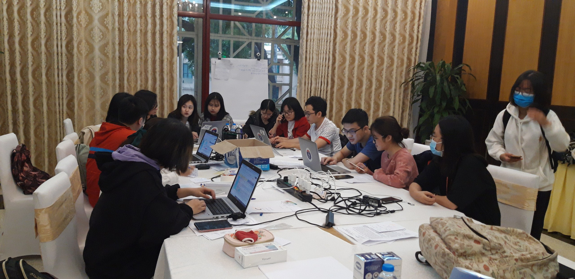 280 b&aacute;c sĩ, y t&aacute; về hưu v&agrave; 700 sinh vi&ecirc;n y t&igrave;nh nguyện đi chống dịch Covid-19 - Ảnh 8.