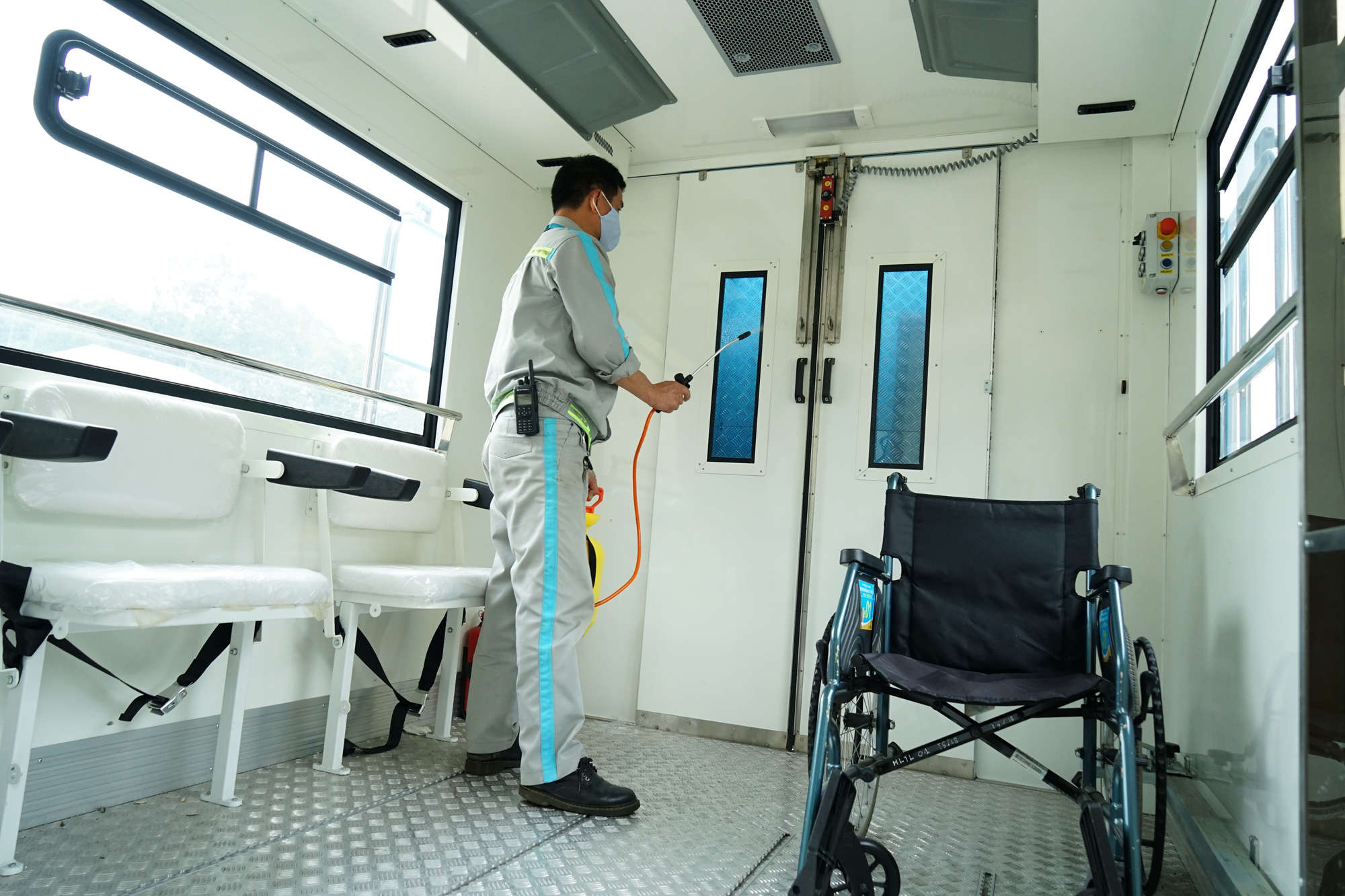 CLIP: Xem cảnh khử tr&ugrave;ng to&agrave;n bộ m&aacute;y bay để ph&ograve;ng chống dịch Covid-19 - Ảnh 11.