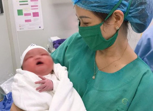 Bác sĩ bất ngờ đón bé sơ sinh nặng 6,1 kg chào đời