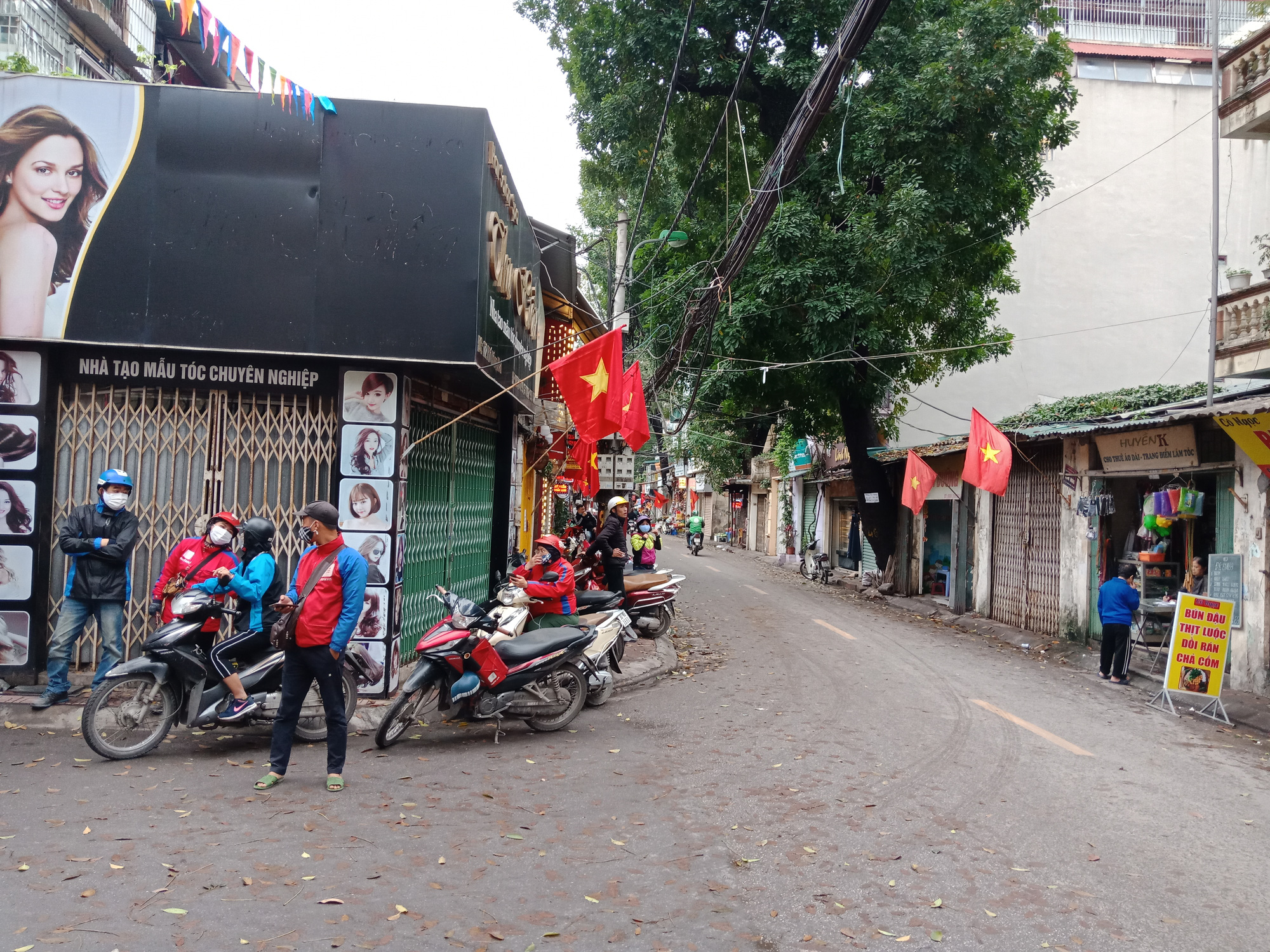 Phong tỏa ng&otilde; nơi nh&acirc;n vi&ecirc;n y tế mắc Covid-19 sinh sống - Ảnh 9.