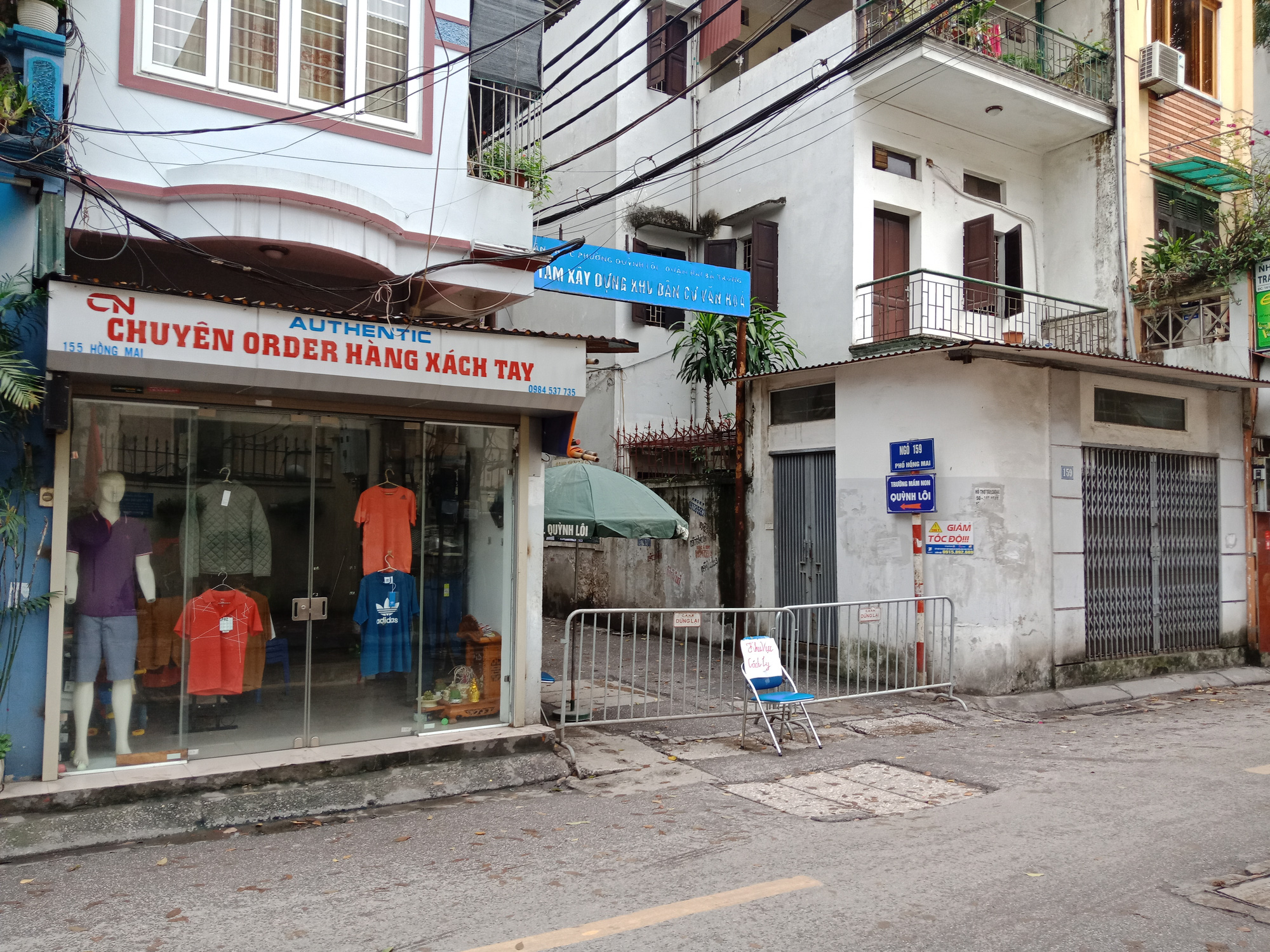 Phong tỏa ng&otilde; nơi nh&acirc;n vi&ecirc;n y tế mắc Covid-19 sinh sống - Ảnh 8.