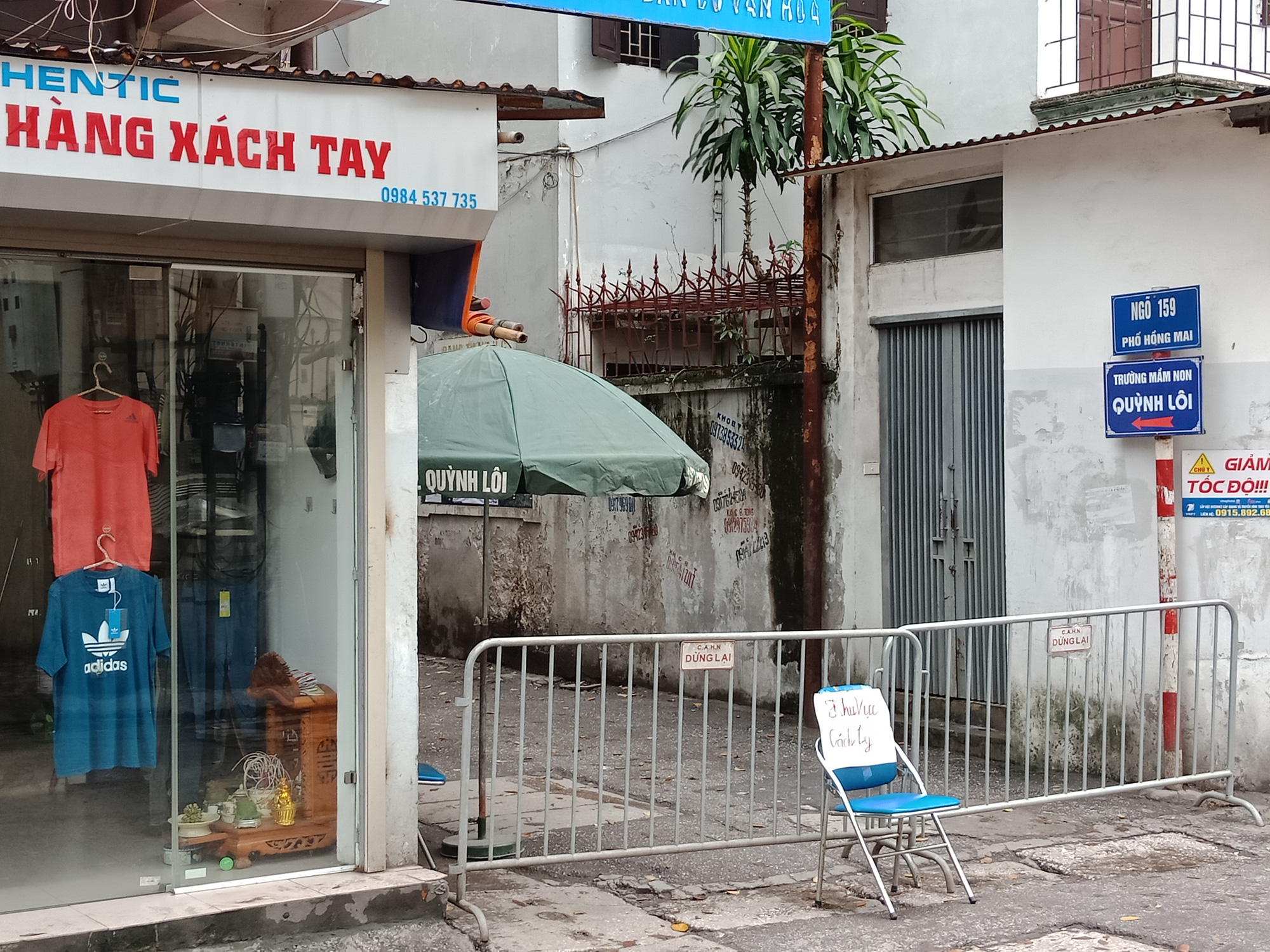 Phong tỏa ng&otilde; nơi nh&acirc;n vi&ecirc;n y tế mắc Covid-19 sinh sống - Ảnh 7.