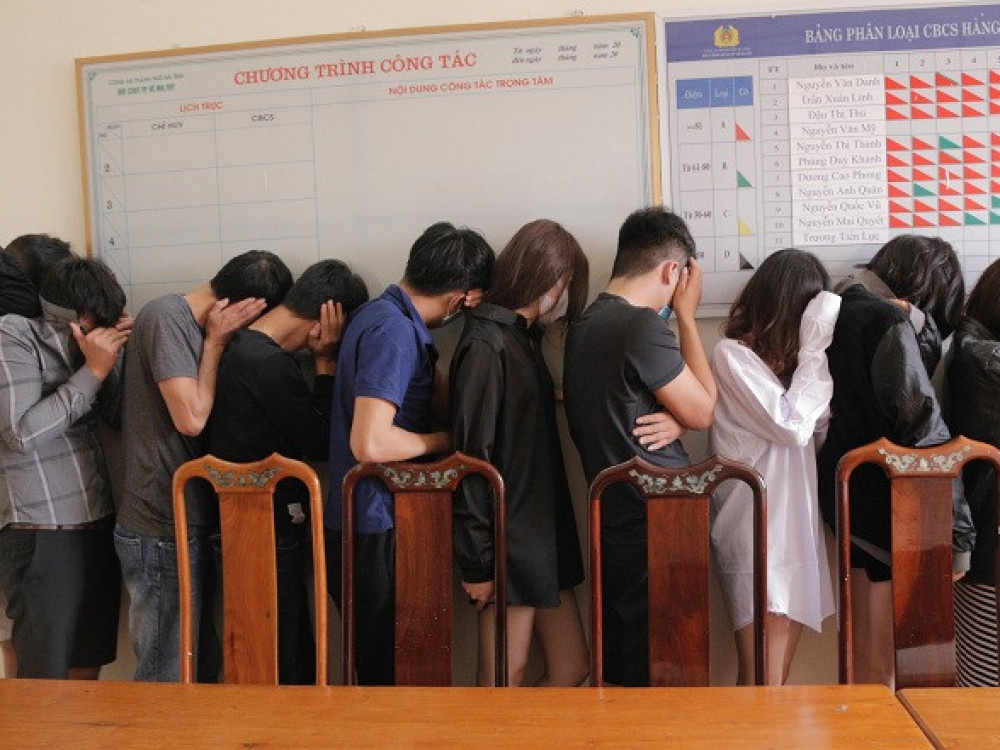 Bắt quả tang 11 "nam thanh, nữ tú" đang phê ma túy trong khách sạn lúc dịch Covid-19