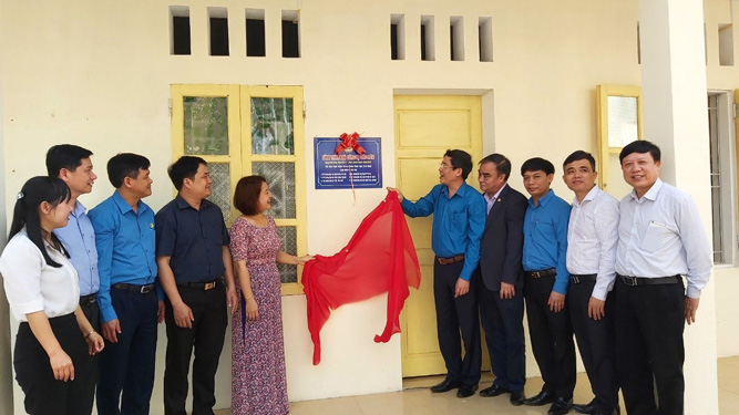 Bàn giao nhà công vụ cho giáo viên vùng sâu