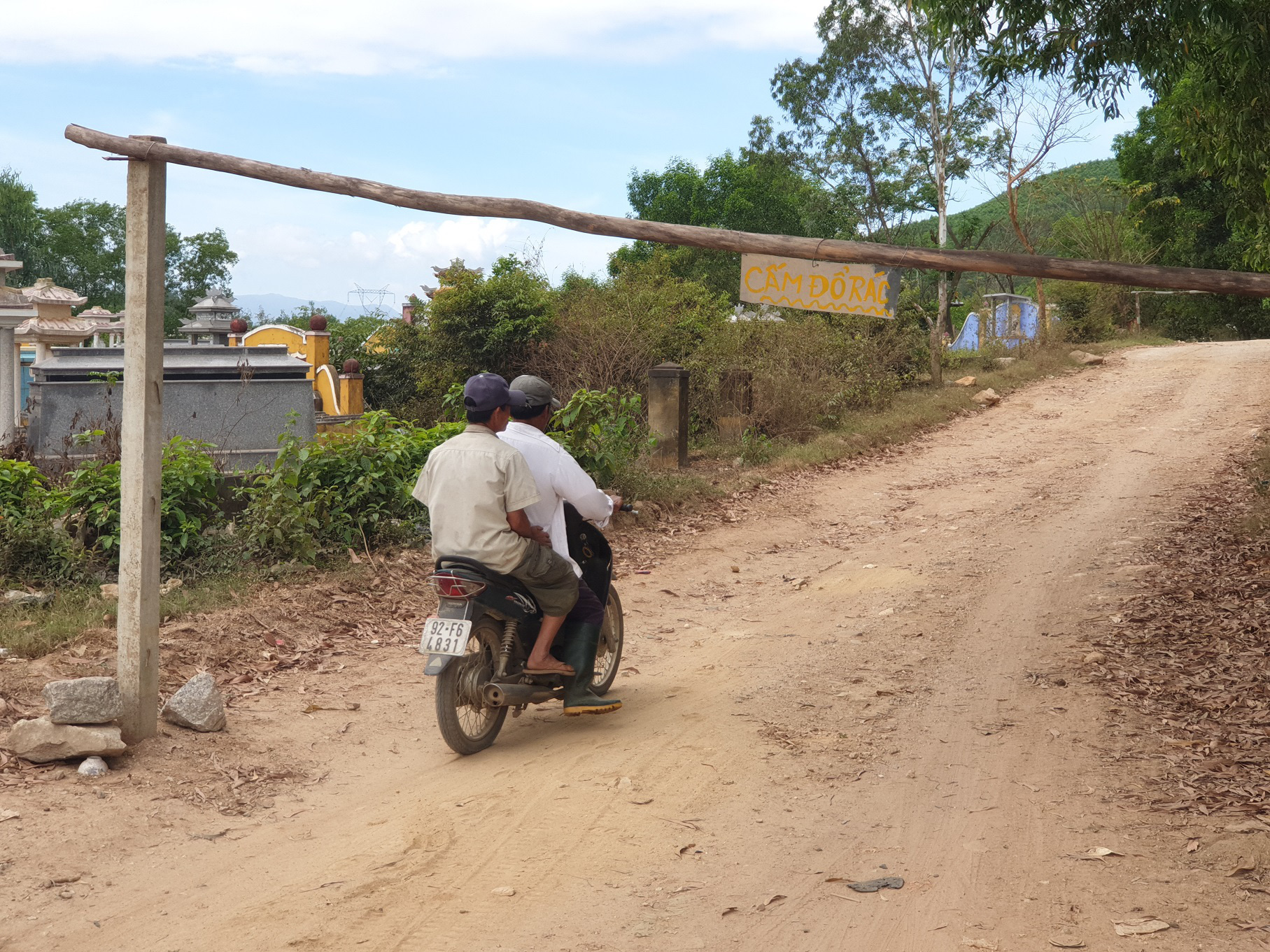 Người dân dừng chặn xe, rác thải ở Quảng Nam được giải phóng - Ảnh 1.