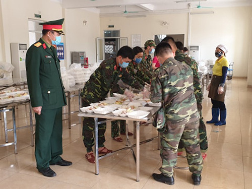 B&ecirc;n trong khu c&aacute;ch ly ở H&agrave; Nội: 1 c&aacute;n bộ phục vụ 20 người, suất ăn 57.000 đồng/ng&agrave;y - Ảnh 3.