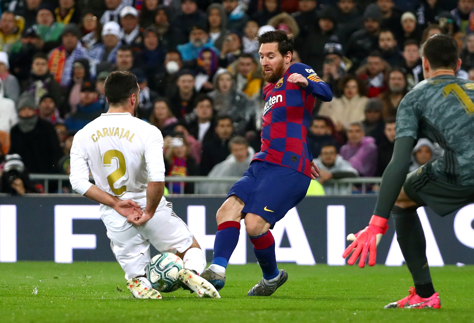 La Liga hoãn vô thời hạn, Barcelona và Real Madrid ngẩn ngơ