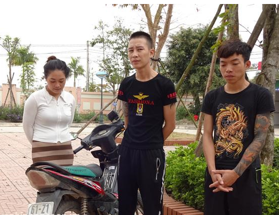 2 thanh niên xăm trổ cùng 1 cô gái gây ra liên tiếp 13 vụ cướp dây chuyền, điện thoại