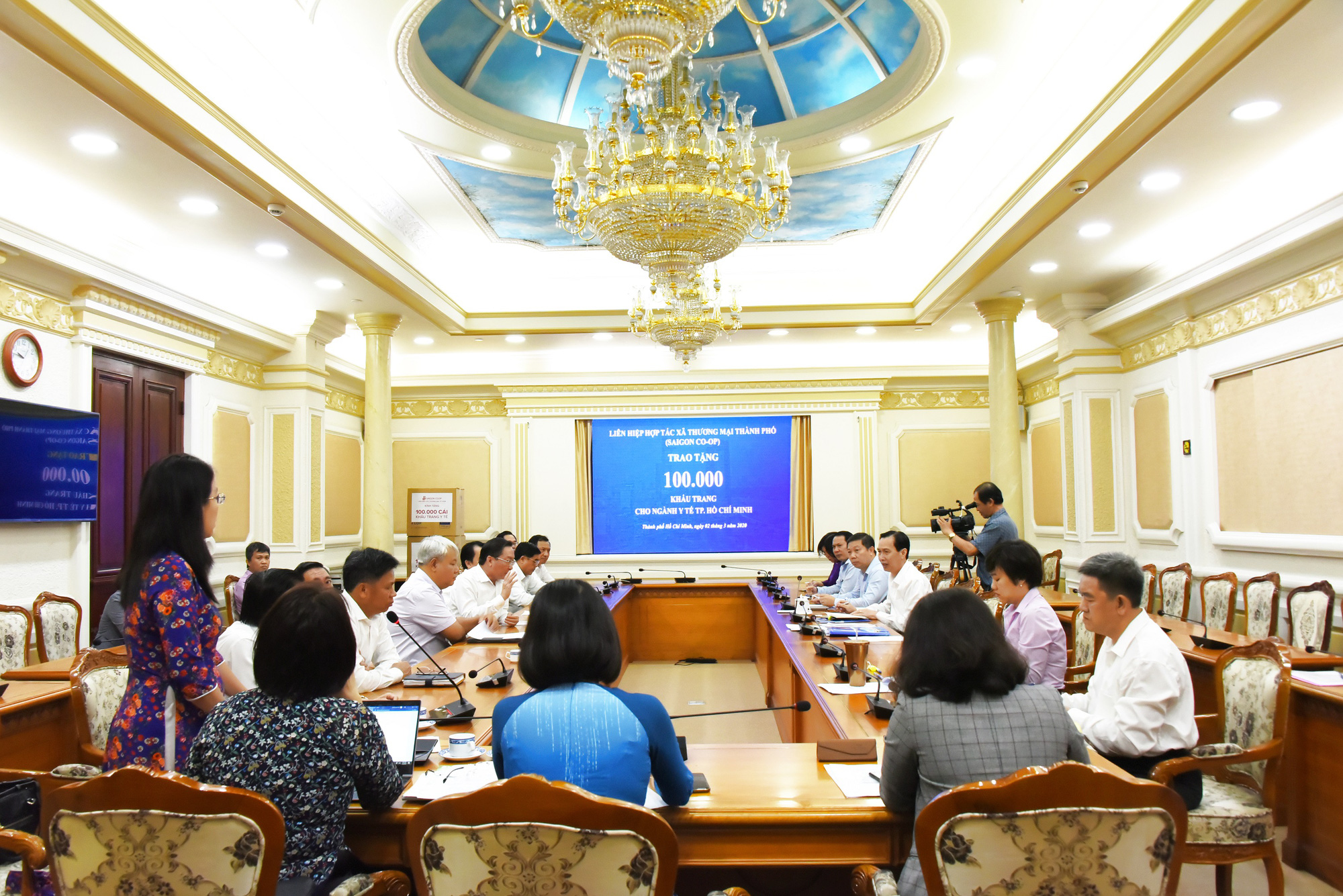 Saigon Co.op tặng 100.000 khẩu trang cho ngành Y tế TP HCM - Ảnh 1.