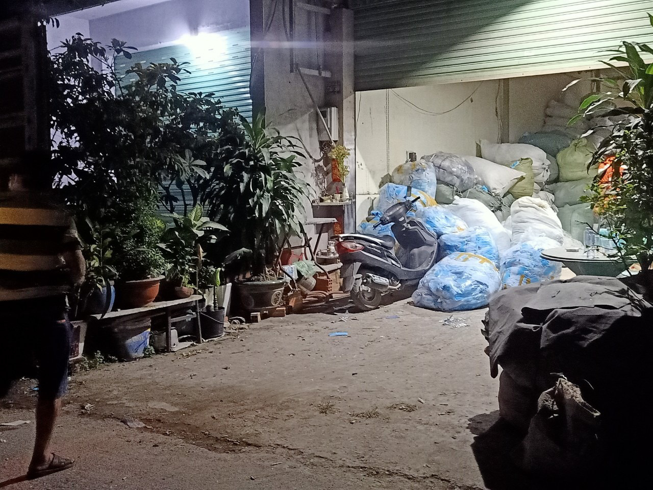 Phát hiện 780 kg khẩu trang trong một vựa phế liệu ở huyện Bình Chánh