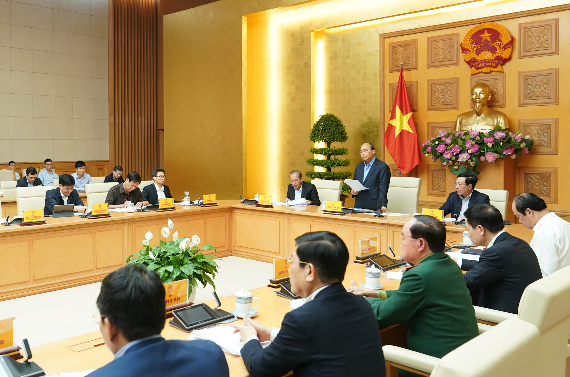 Thủ tướng: Tiếp tục hành động khẩn cấp, không để cách ly quá tải - Ảnh 1.