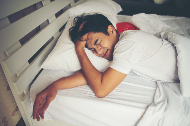Làm sao để chồng chia sẻ trục trặc gối chăn? - Ảnh 1.
