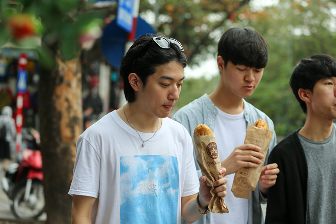 Du khách Hàn Quốc tấm tắc khen bánh mì Hà Nội quá ngon - Ảnh 1.