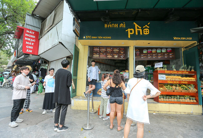Du khách Hàn Quốc tấm tắc khen bánh mì Hà Nội quá ngon - Ảnh 2.
