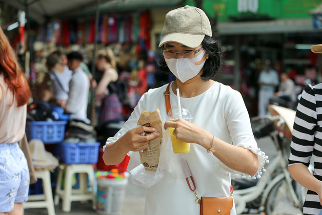 Du khách Hàn Quốc tấm tắc khen bánh mì Hà Nội quá ngon