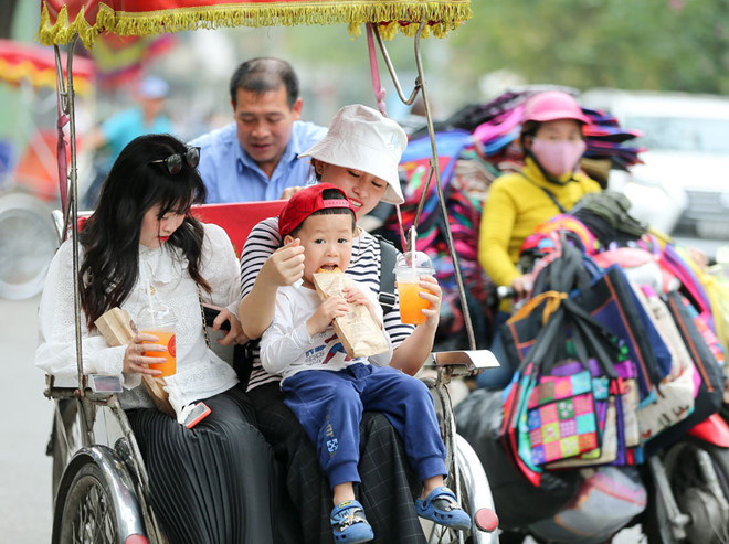 Du khách Hàn Quốc tấm tắc khen bánh mì Hà Nội quá ngon - Ảnh 6.