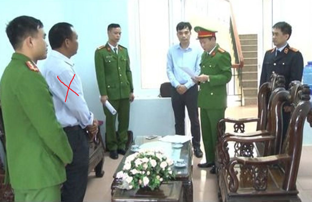 Nhận hối lộ 425 triệu đồng chạy việc, gi&aacute;m đốc v&agrave; thuộc cấp bị khởi tố - Ảnh 1.