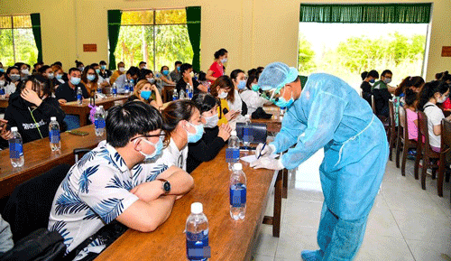 Chung tay chống dịch Covid-19: Cách ly 100% người vào Việt Nam - Ảnh 1.