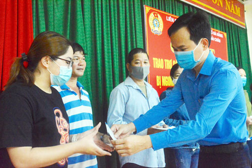Đà Nẵng: Nửa tỉ đồng hỗ trợ người lao động mất việc