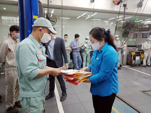 Phát khẩu trang miễn phí, mua bảo hiểm cho công nhân - Ảnh 1.