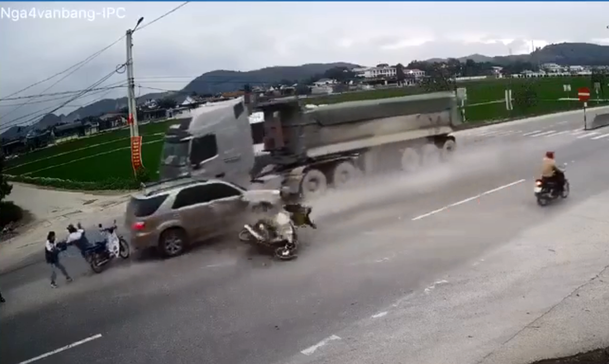Tai nạn kinh hoàng giữa nhiều xe ôtô và xe máy khiến 3 người thương vong