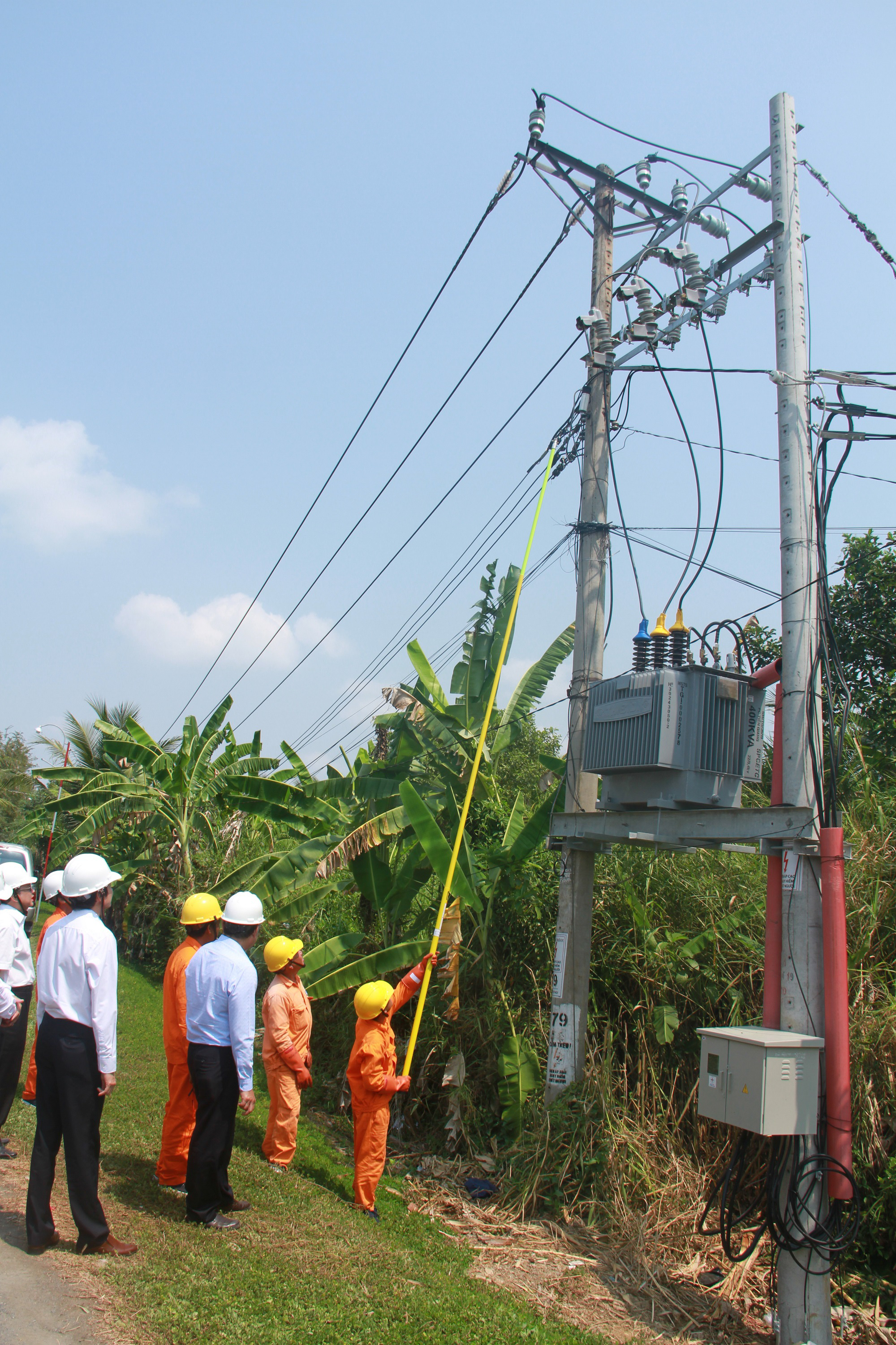 Ưu tiên cấp điện cho bà con miền Tây ứng phó hạn mặn - Ảnh 1.