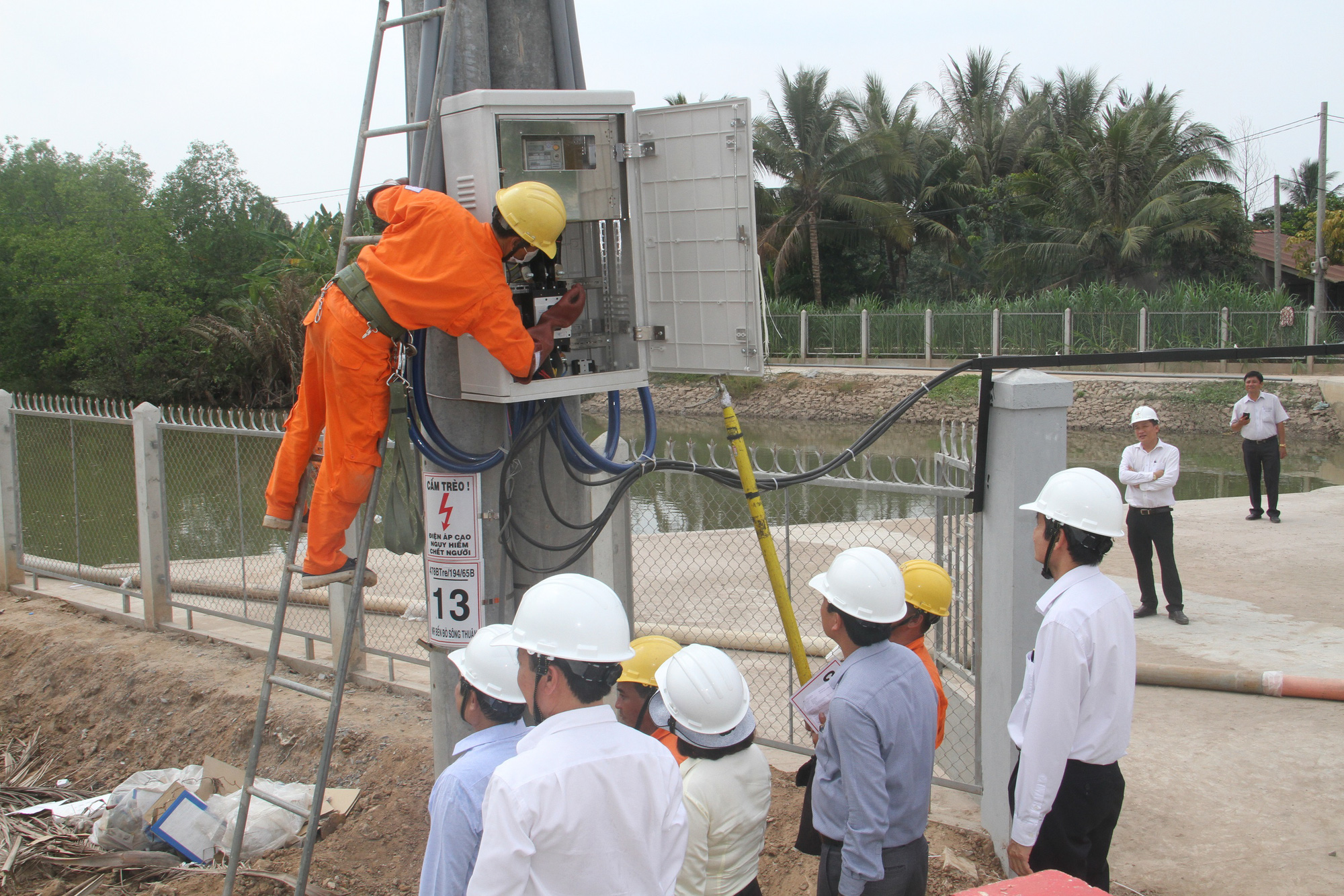Ưu tiên cấp điện cho bà con miền Tây ứng phó hạn mặn