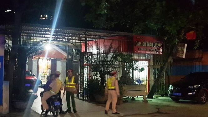 Kiểm tra nhà của đối tượng đánh đại úy công an, phát hiện cả súng và kiếm