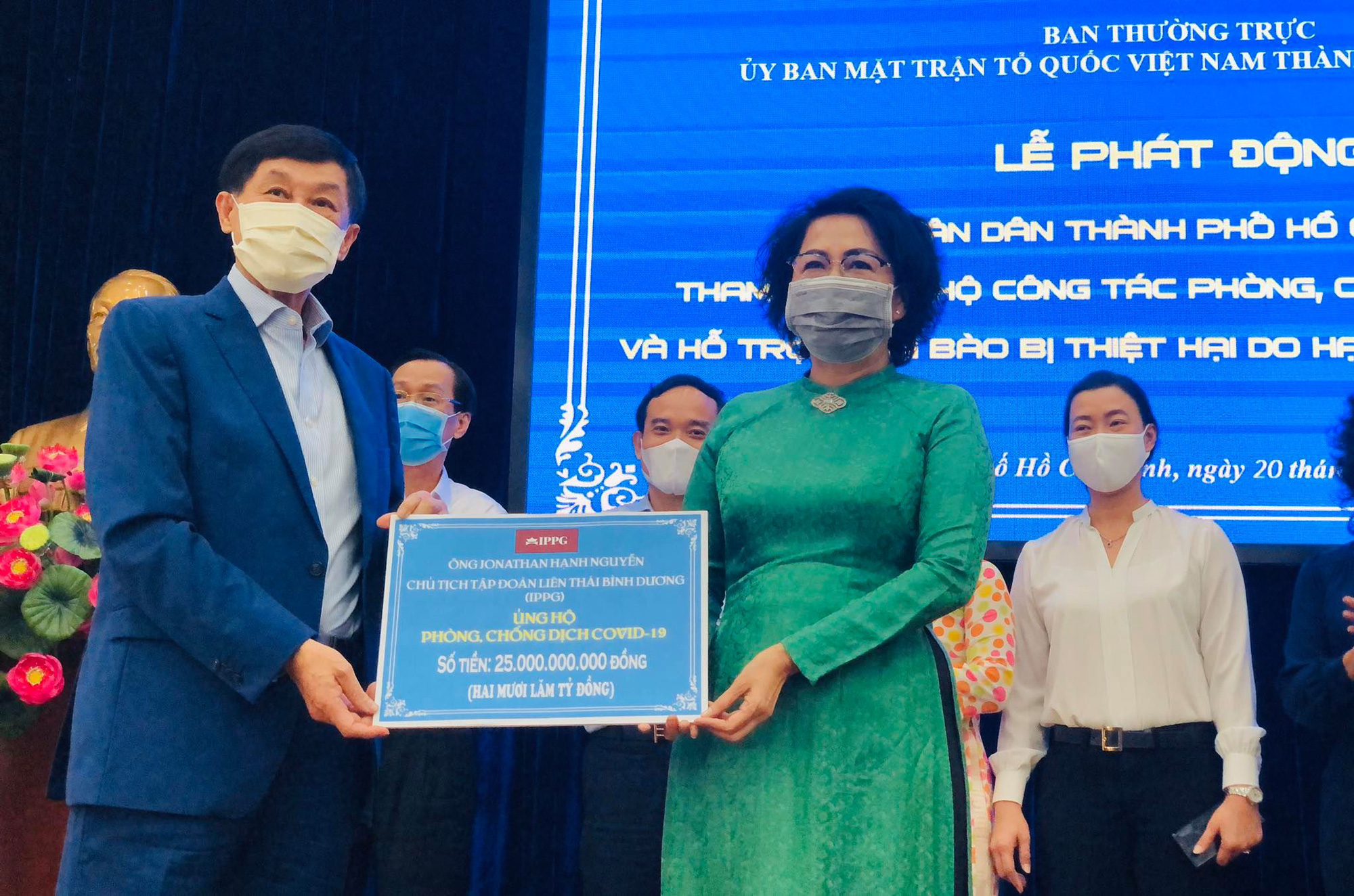 Cha cô gái được đưa về Việt Nam bằng chuyên cơ riêng ủng hộ  25 tỉ đồng chống Covid-19