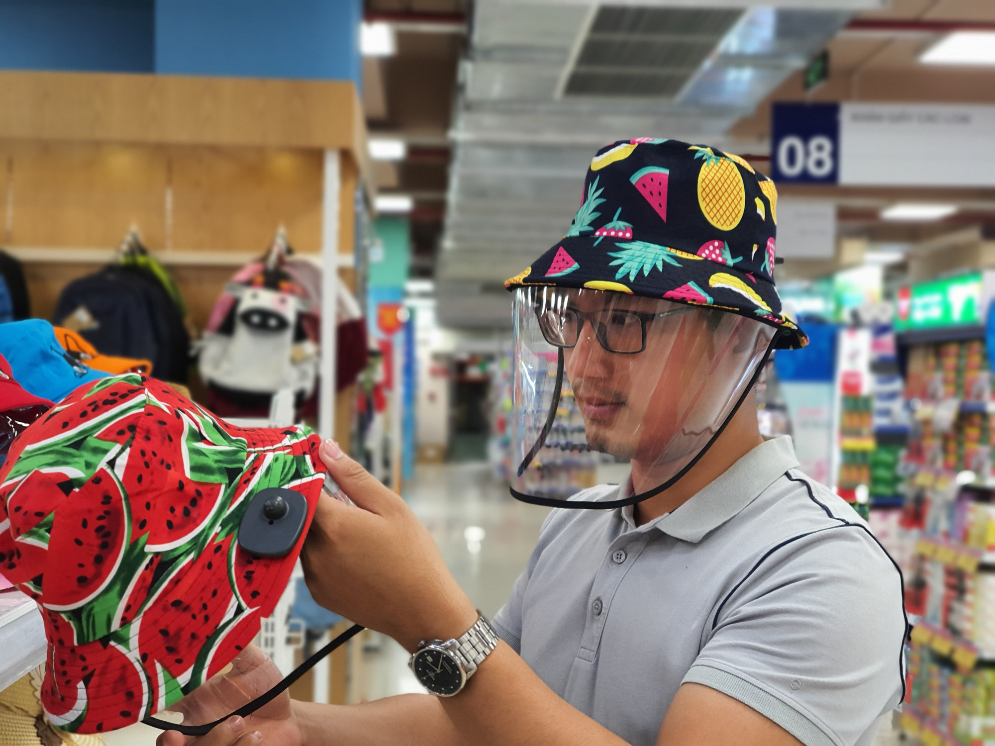 Nón chống dịch Covid-19 bán tại siêu thị có gì đặc biệt?
