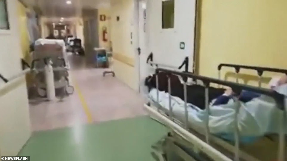Covid-19 ở &Yacute;: Bệnh viện hết chỗ k&ecirc; giường, nghĩa trang kh&ocirc;ng chứa đủ quan t&agrave;i - Ảnh 2.