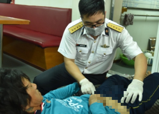 Hải quân Vùng 2 cấp cứu kịp thời ngư dân bệnh nặng giữa biển