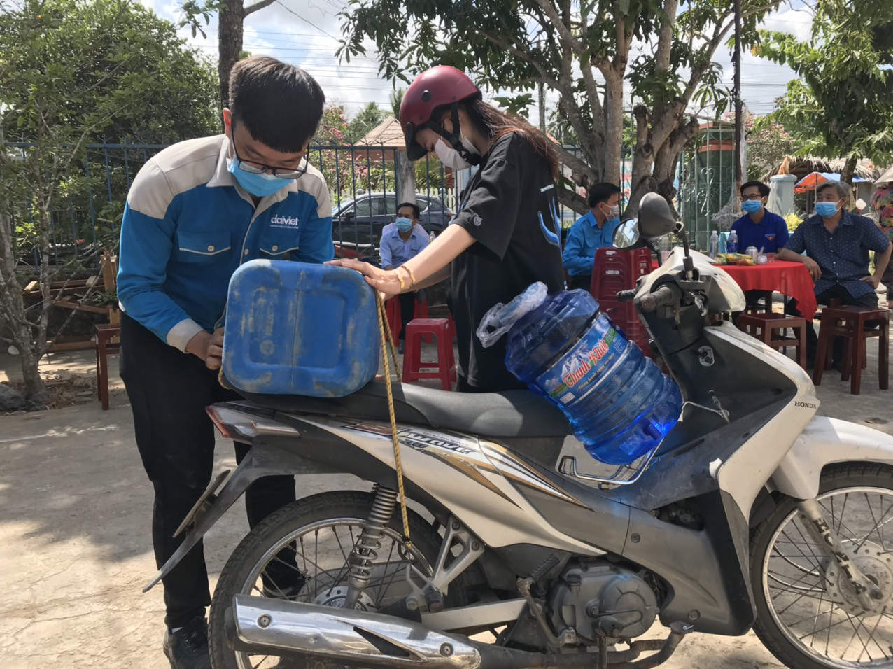 Mang niềm vui đến 8 tỉnh miền Tây bị xâm nhập mặn tấn công