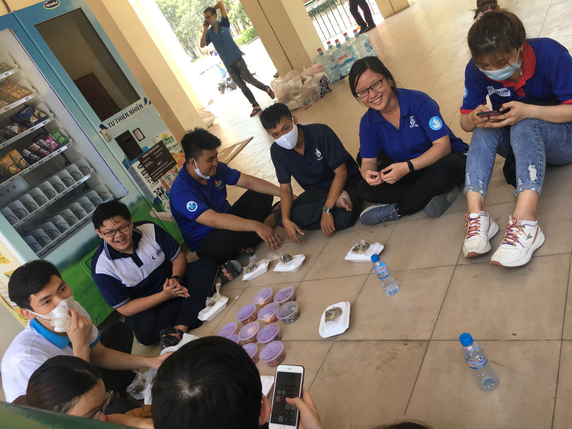Sinh vi&ecirc;n t&igrave;nh nguyện dọn dẹp khu c&aacute;ch ly lớn nhất TP HCM  - Ảnh 10.
