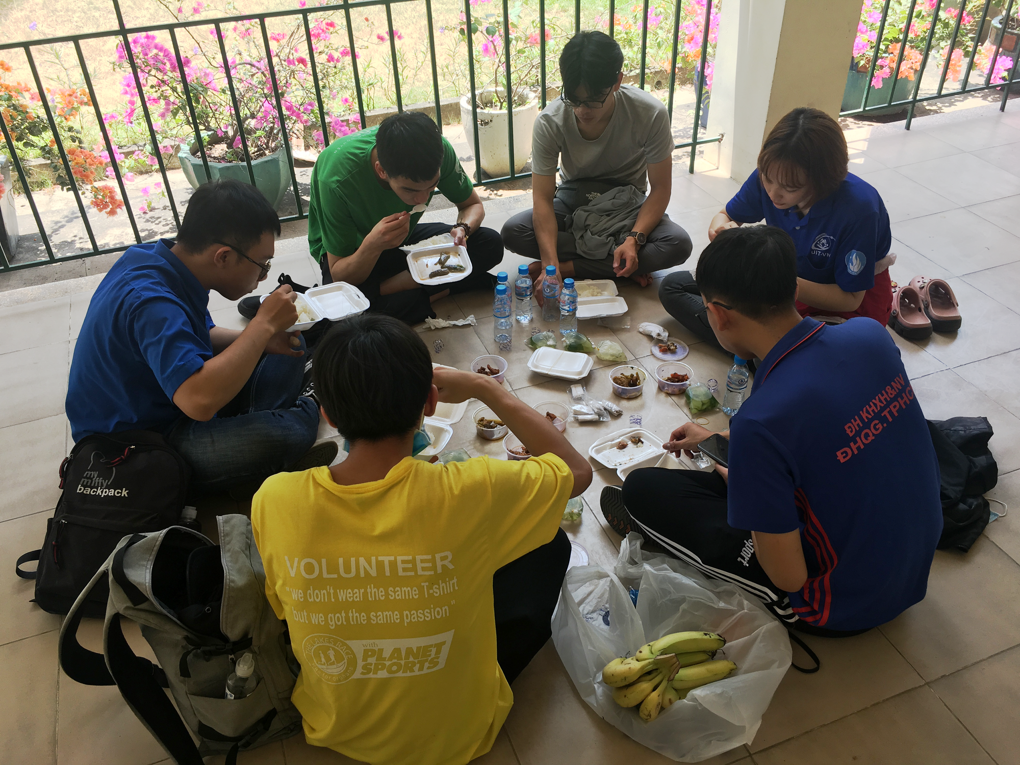 Sinh vi&ecirc;n t&igrave;nh nguyện dọn dẹp khu c&aacute;ch ly lớn nhất TP HCM  - Ảnh 9.