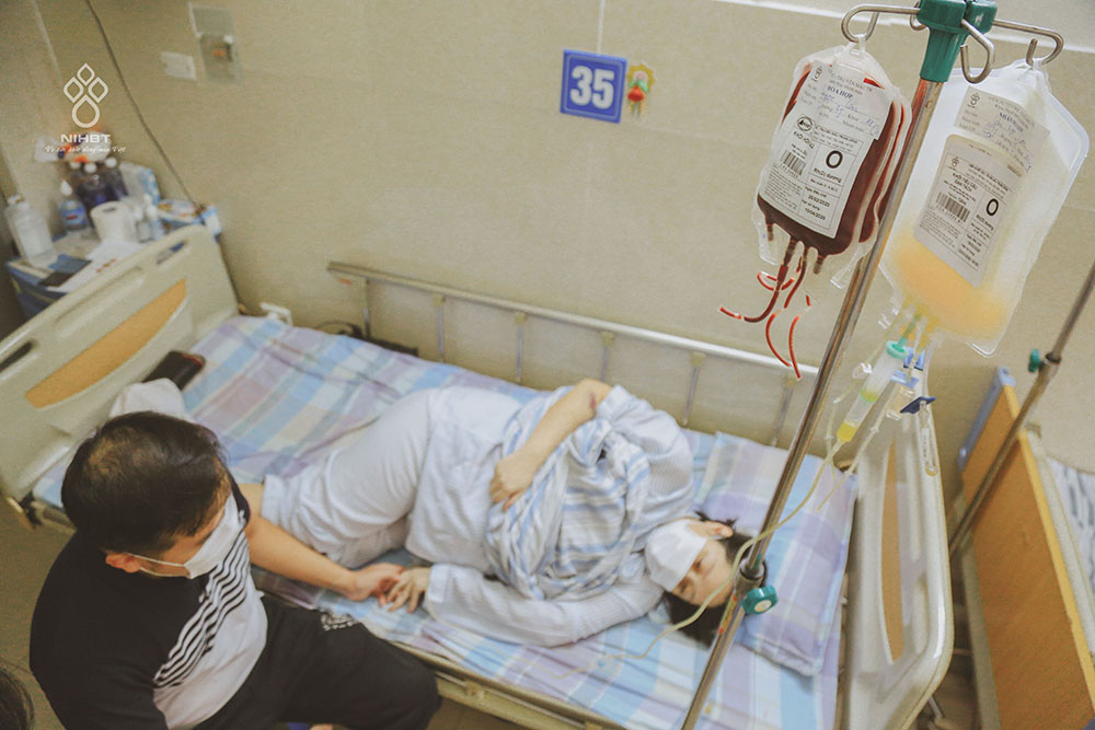 Phát hiện ung thư máu 3 ngày trước sinh, hàng trăm người hiến máu cứu sản phụ - Ảnh 1.