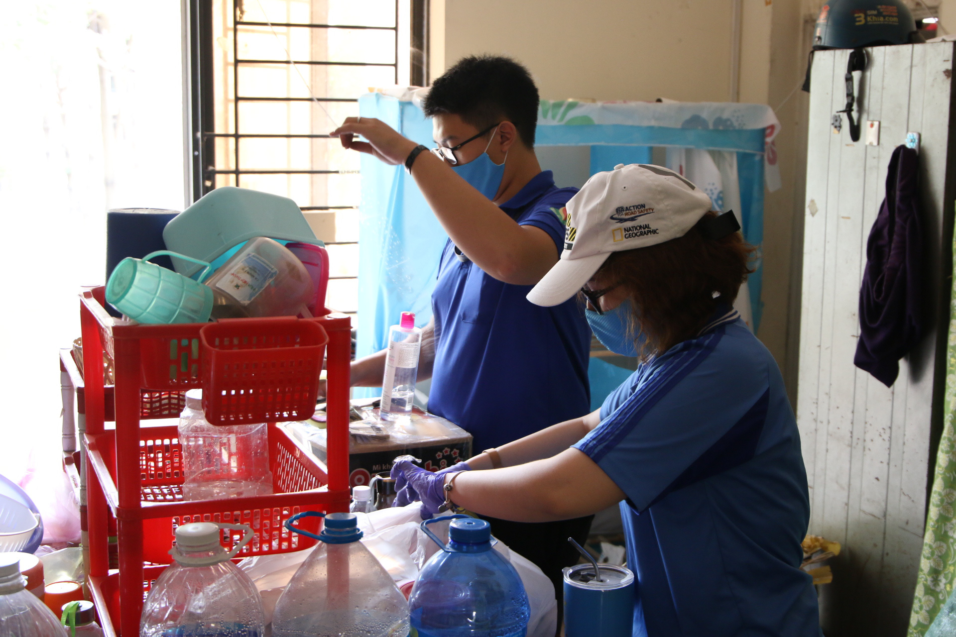Sinh vi&ecirc;n t&igrave;nh nguyện dọn dẹp khu c&aacute;ch ly lớn nhất TP HCM  - Ảnh 3.