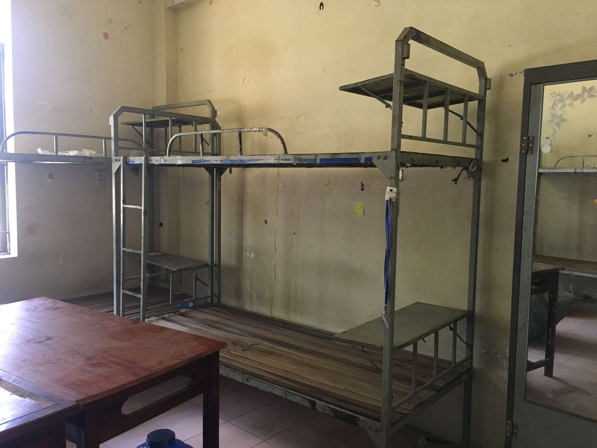 Sinh vi&ecirc;n t&igrave;nh nguyện dọn dẹp khu c&aacute;ch ly lớn nhất TP HCM  - Ảnh 4.