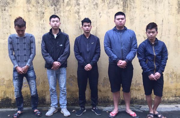 Bắt 5 kẻ h&agrave;nh hung g&atilde;y sống mũi b&aacute;c sĩ ngay tại trung t&acirc;m y tế - Ảnh 2.