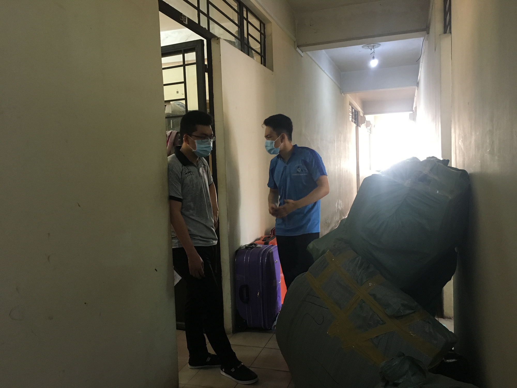 Sinh vi&ecirc;n t&igrave;nh nguyện dọn dẹp khu c&aacute;ch ly lớn nhất TP HCM  - Ảnh 7.